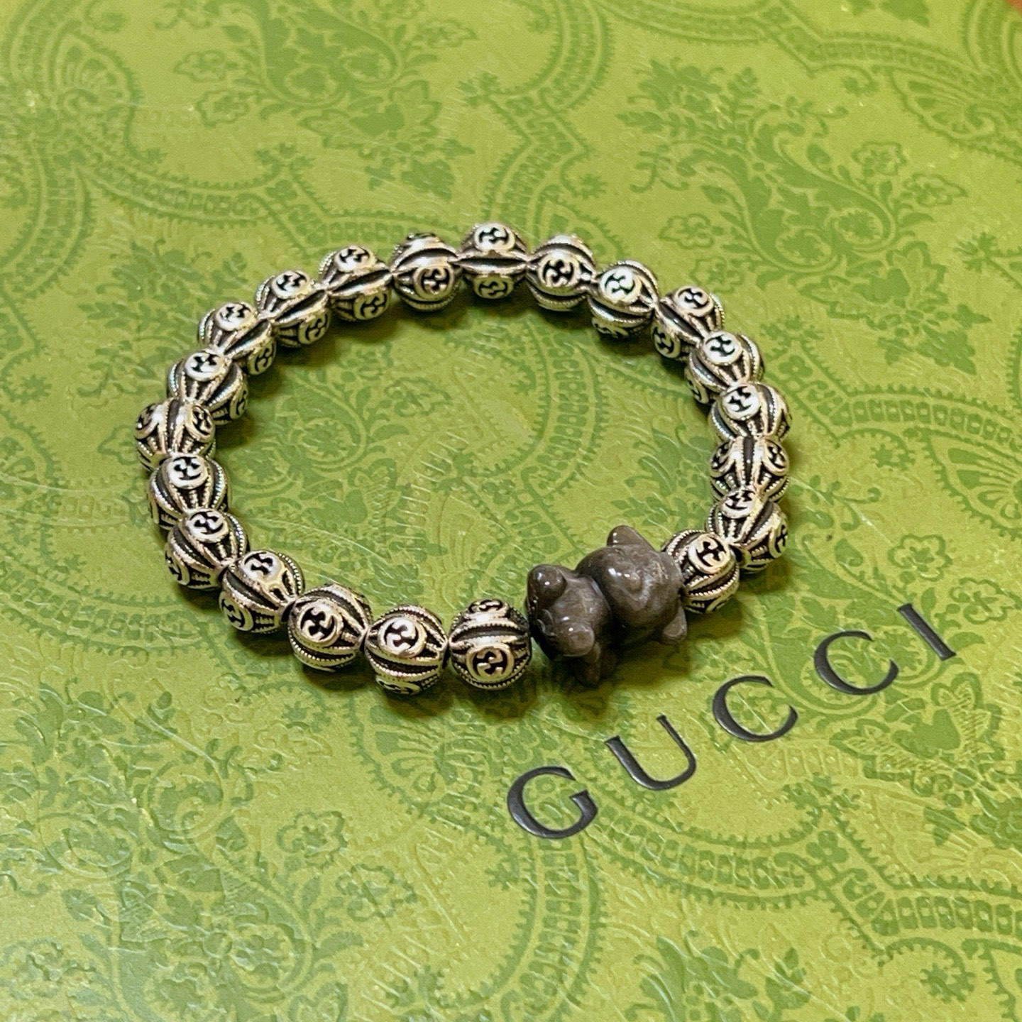 NO:380274,Comment Gucci bracelet luxury bracelets for men and women. The latest model full silver obsidian beaded bracelets with higher grades. Stars same style. Anger Forest series double g retro Gucci bracelet. Size: 16-24 cm. Details are used to treat the version. Non-market bright style. This model is always available on the market. Gucci is popular in the hot-selling model. Very easy to match clothes, fine accessories, gucci, bracelet19860909批 古驰手链奢华手串 男女同款 最新款全件银曜石串珠手链档次更高明星同款Anger Forest系列双g复古古驰手链 尺寸:16-24厘米 细节对版做旧处理 非市面亮面版型 非市面普通做这款一直在出 古驰里面热卖款 非常好搭配衣服,饰品精品,gucci,bracelet,Jewelry