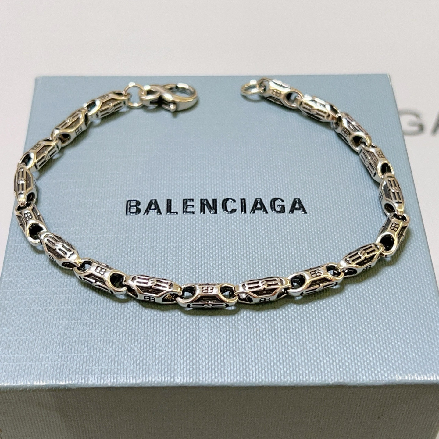 NO:380275,Batch. Original single product Balenciaga bracelet Balenciaga bracelet counter uniform Balenciaga bracelet. Men's hot products are shipped. Unique design. Avant-garde. Must-have for men!  Number of codes 18 20 22 24cm, jewelry quality, balenciaga, balenciaga, bracelet19860909批. 原单货新品 巴黎世家手链Balenciaga手链专柜一致巴黎世家手链 男士火爆款出货 设计独特 前卫 男士必备！码数18 20 22 24cm,饰品精品,balenciaga,balenciaga,bracelet,Jewelry