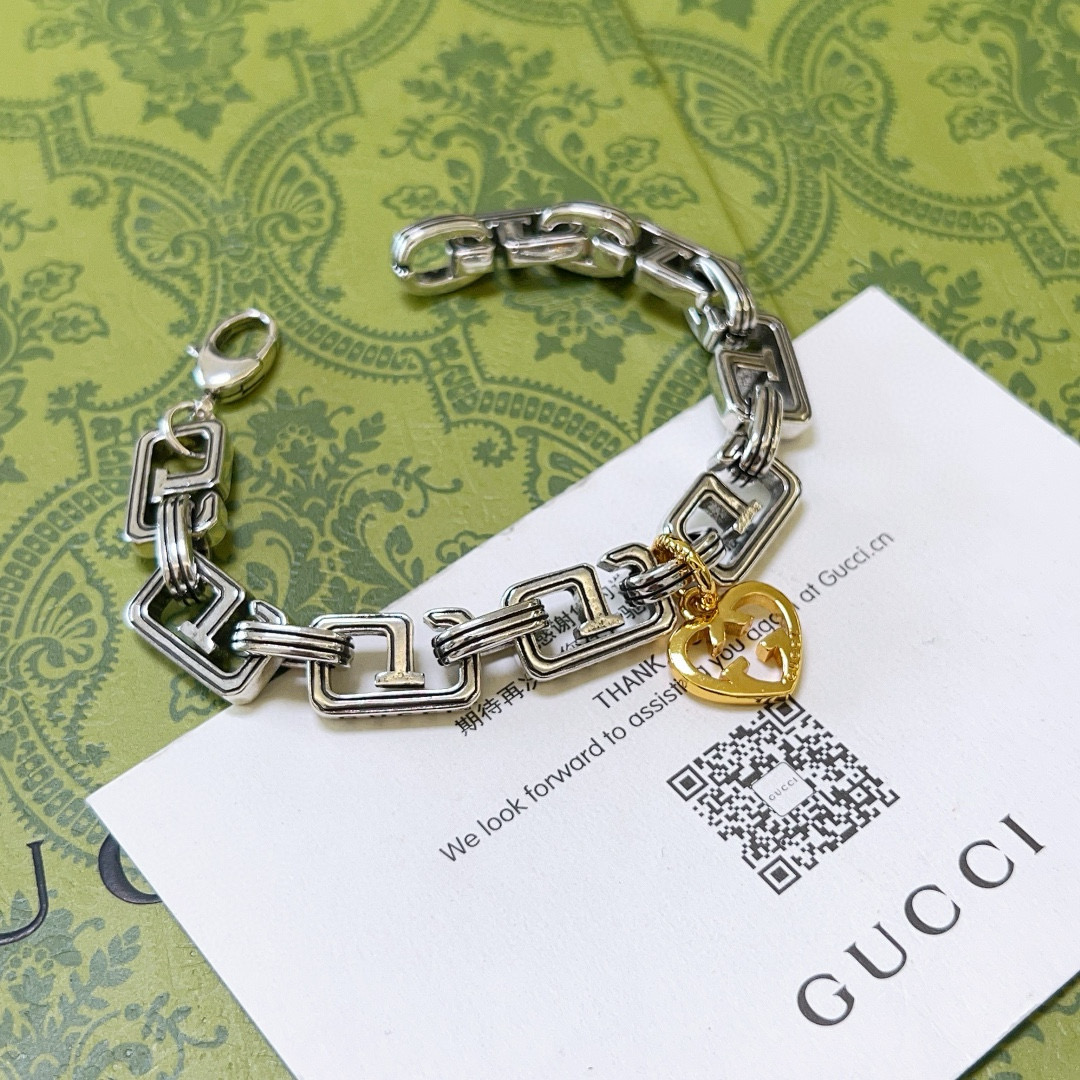 NO:380280,Comment. Gucci new bracelets are released. The latest classic style of Gucci Gucci bracelet is exquisite, regardless of style or texture. It is absolutely top feel. Just take a look and you can understand the pattern logo chain body. Original logo is super nice. The best choice for matching clothes. It is a must-have artifact for men and women. Simple and atmospheric, low-key and luxurious. The number is 16.18. 20.22.24 cm. Premium jewelry, gucci, gucci, bracelet19860909批. 古驰新品手链出炉 Gucci古驰手链最新款的经典款 精致无论款式 质感 都是绝对的顶尖feel 只要看一眼就懂了认准花纹logo链身 原版logo 超 nice 搭配衣服最佳的选择,男女同款必备神器 简单又大气,低调显奢华码数16.18. 20.22.24厘米,饰品精品,gucci,gucci,bracelet,Jewelry