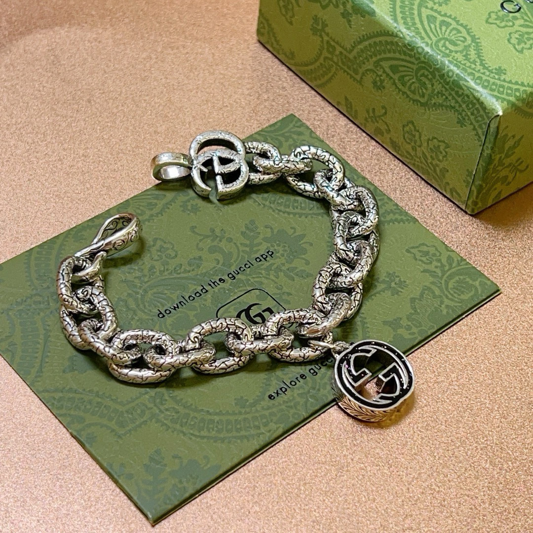 NO:380289,. The latest Gucci Gucci bracelets are released in 2025. Recommended series of classic models of Gucci bracelets. New bracelets are exquisite, regardless of style and texture. They are absolutely top-notch feel. Just take a look and you can understand the original logo. Super nice. The best choice for matching clothes, which is low-key, luxurious and connotation. The number of codes is 18.20.22 cm, fine jewelry, gucci, gucci, bracelet19860909批. 2025古驰最新出炉 推荐系列Gucci古驰手链最新款的经典款 新品手链精致无论款式 质感 都是绝对的顶尖feel 只要看一眼就懂了原版logo 超 nice 搭配衣服最佳的选择,显低调奢华有内涵.码数18.20.22厘米,饰品精品,gucci,gucci,bracelet,Jewelry