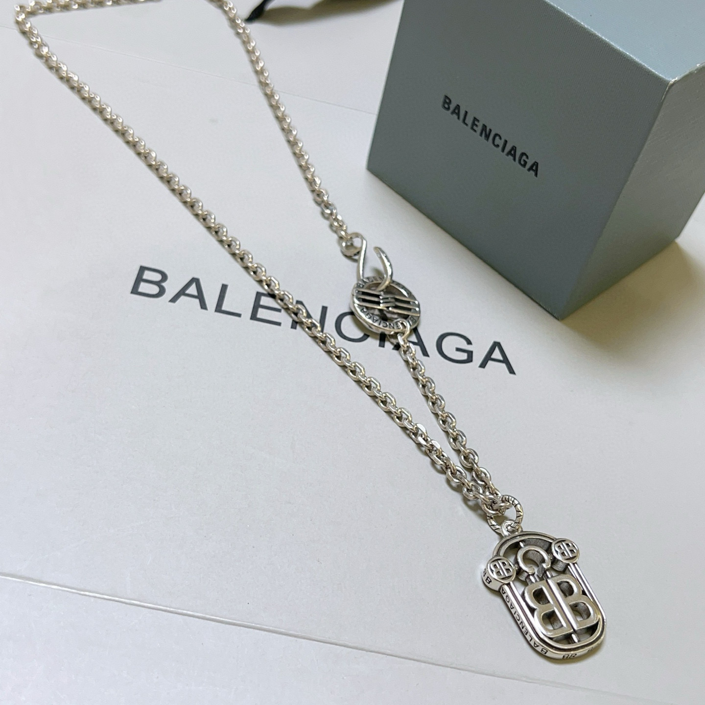 NO:380177,The original order of new products Balenciaga Necklace Balenciaga New necklace counter is consistent, the details are finely made, every detail is in place, the design is fine, the hot products are shipped, the design is unique, the retro style Balenciaga Necklace, the jewelry is boutique, balenciaga, balenciaga, necklace19860909批原单货新品 巴黎世家项链 Balenciaga 新款项链专柜一致 细节做工精细 每个细节流程到位 设计工艺精细 火爆款出货 设计独特 复古风格 巴黎世家项链,饰品精品,balenciaga,balenciaga,necklace,Jewelry