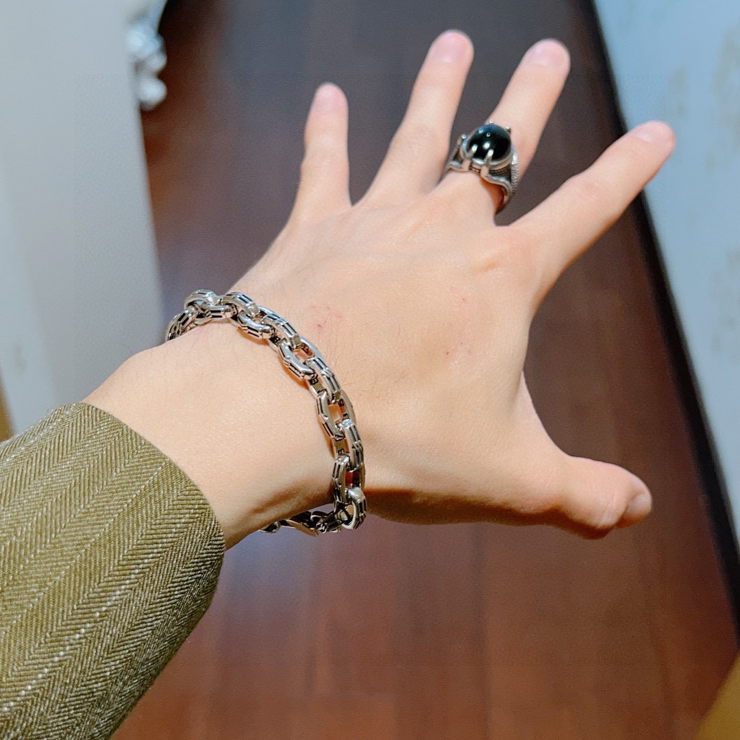 批105。 原单货🔹🔹新品 巴黎世家 Balenciaga手链🔹专柜一致巴黎世家手链 男士火爆款出货 设计独特 前卫 男女必备！码数18。20。22 24cm