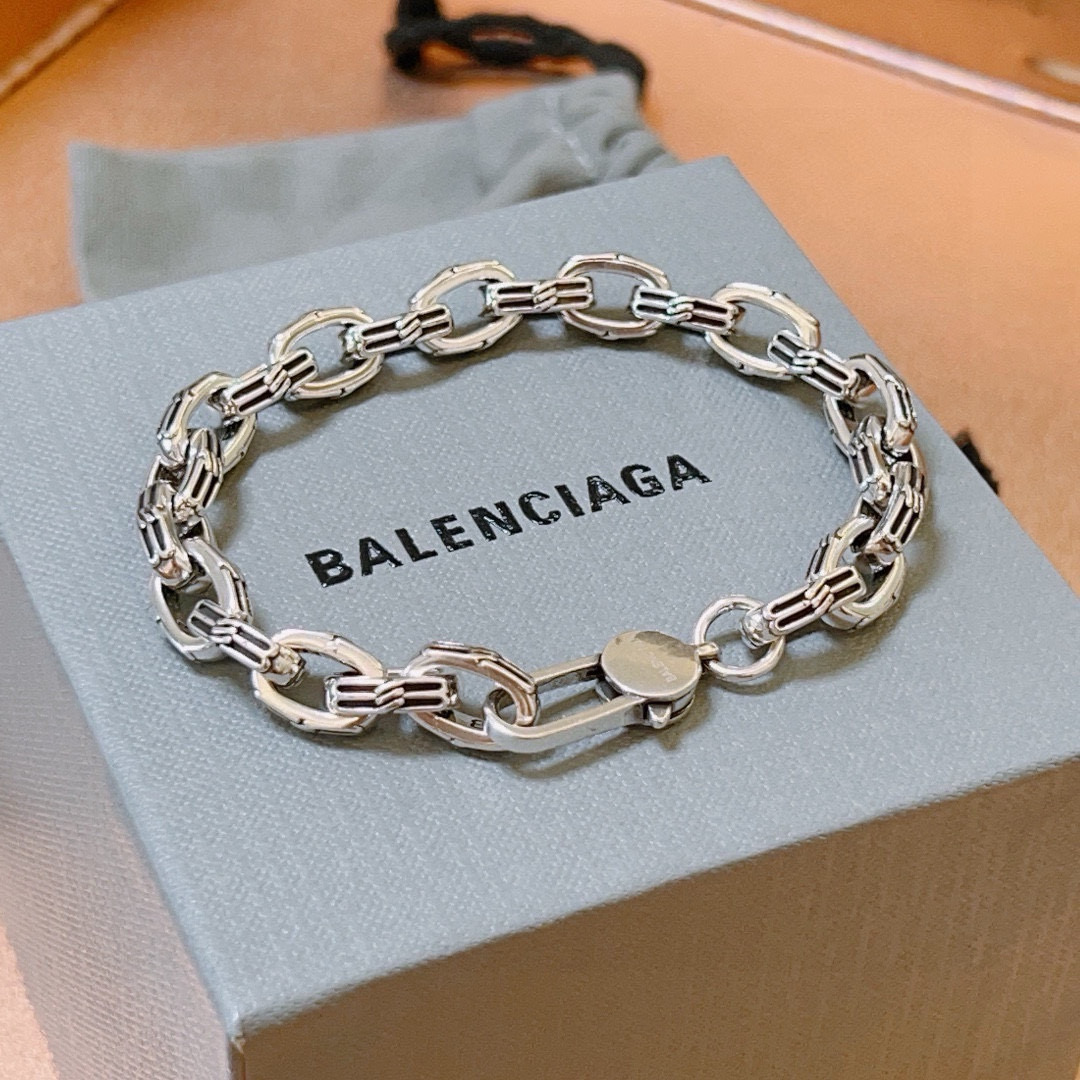 批105。 原单货🔹🔹新品 巴黎世家 Balenciaga手链🔹专柜一致巴黎世家手链 男士火爆款出货 设计独特 前卫 男女必备！码数18。20。22 24cm