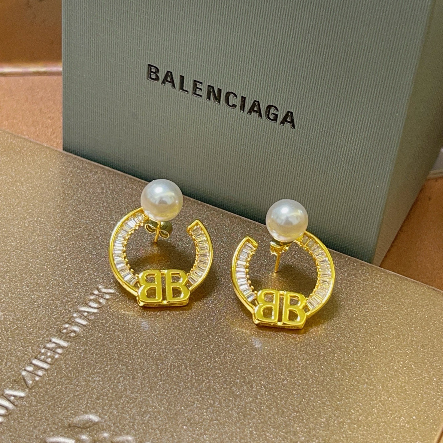 Balenciaga الذهبي BB أقراط لؤلؤة متدلية مع بلورات للنساء
