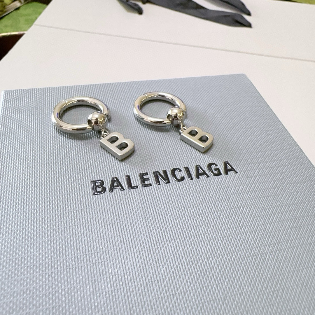 Elegantes Aretes Balenciaga con Diseño de Aro y Logotipo 'B' Distintivo