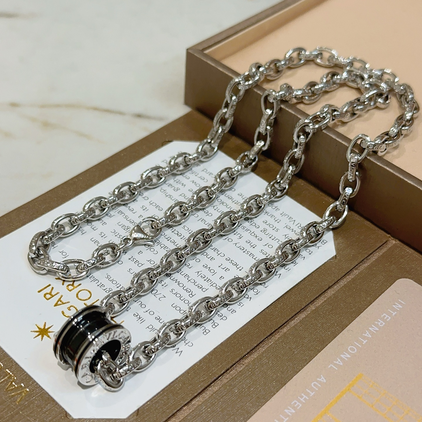 NO:380199,Batch Exclusive high-end quality customization Bulgari necklace V gold material BVLGARI DIVAS' DREAM series Perfect appearance and invincible details. The unique color is completely impeccable, and it is decorated with a classic ring shape design. It is simple but elegant and eye-catching. The combination of V gold makes the complexion more elegant and the upper body is elegant and moving. The same style for men and women Bulgari necklace, jewelry boutique, bottega veneta, bvlgari, bvlgari, necklace19860909批 独家高端品质定制 宝格丽项链V金材质 BVLGARI宝格丽 DIVAS‘ DREAM 系列 品相完美,细节无敌,那种独特的色泽完全无可挑剔,再缀以经典指环外形设计,简约之余却又优雅夺目,V金的组合更显气色,上身雅致动人.男女同款 宝格丽项链,饰品精品,bottega veneta,bvlgari,bvlgari,necklace,Jewelry