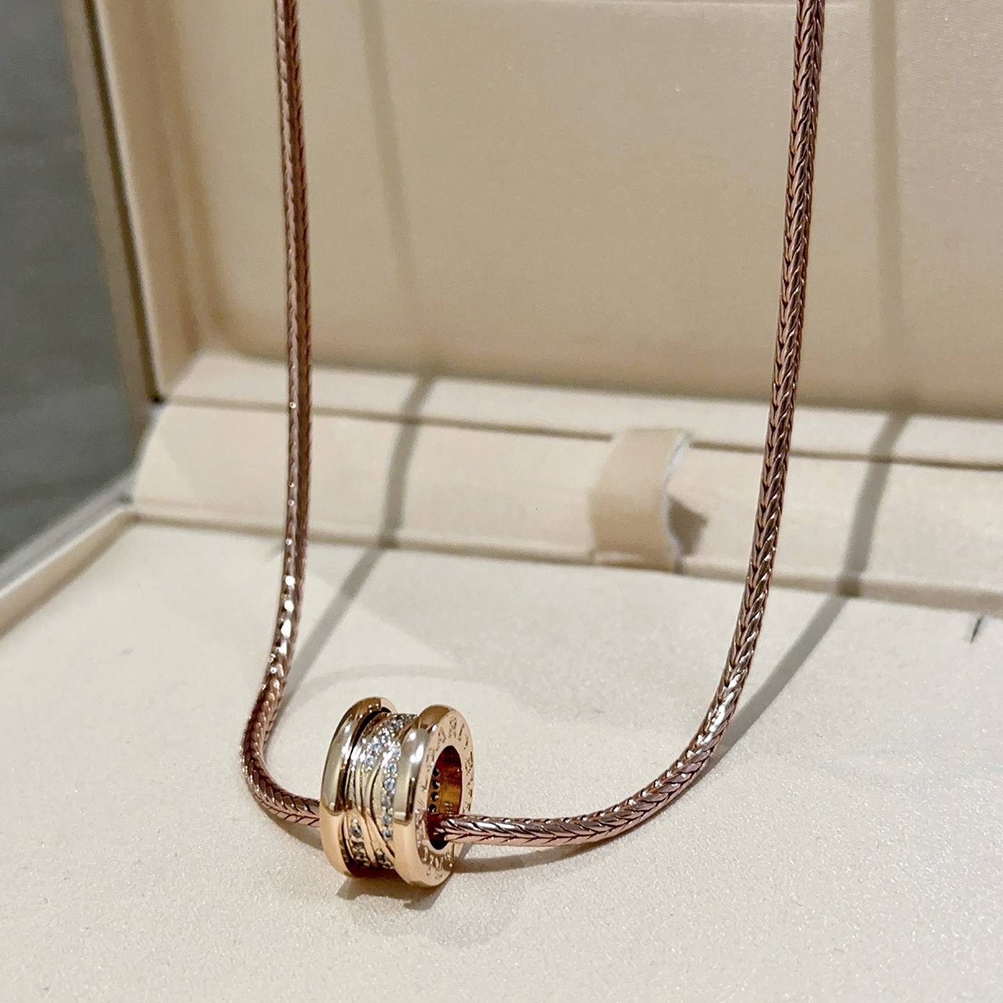 NO:379785,Batch Exclusive high-end quality customization Bulgari necklace V gold material BVLGARI DIVAS' DREAM series Perfect appearance and invincible details. The unique color is completely impeccable, and it is decorated with a classic ring shape design. It is simple but elegant and eye-catching. The combination of V gold makes the complexion more elegant and the upper body is elegant and moving. The same style for men and women Bulgari necklace, jewelry boutique, bottega veneta, bvlgari, bvlgari, necklace19860909批 独家高端品质定制 宝格丽项链V金材质 BVLGARI宝格丽 DIVAS‘ DREAM 系列 品相完美,细节无敌,那种独特的色泽完全无可挑剔,再缀以经典指环外形设计,简约之余却又优雅夺目,V金的组合更显气色,上身雅致动人.男女同款 宝格丽项链,饰品精品,bottega veneta,bvlgari,bvlgari,necklace,Jewelry