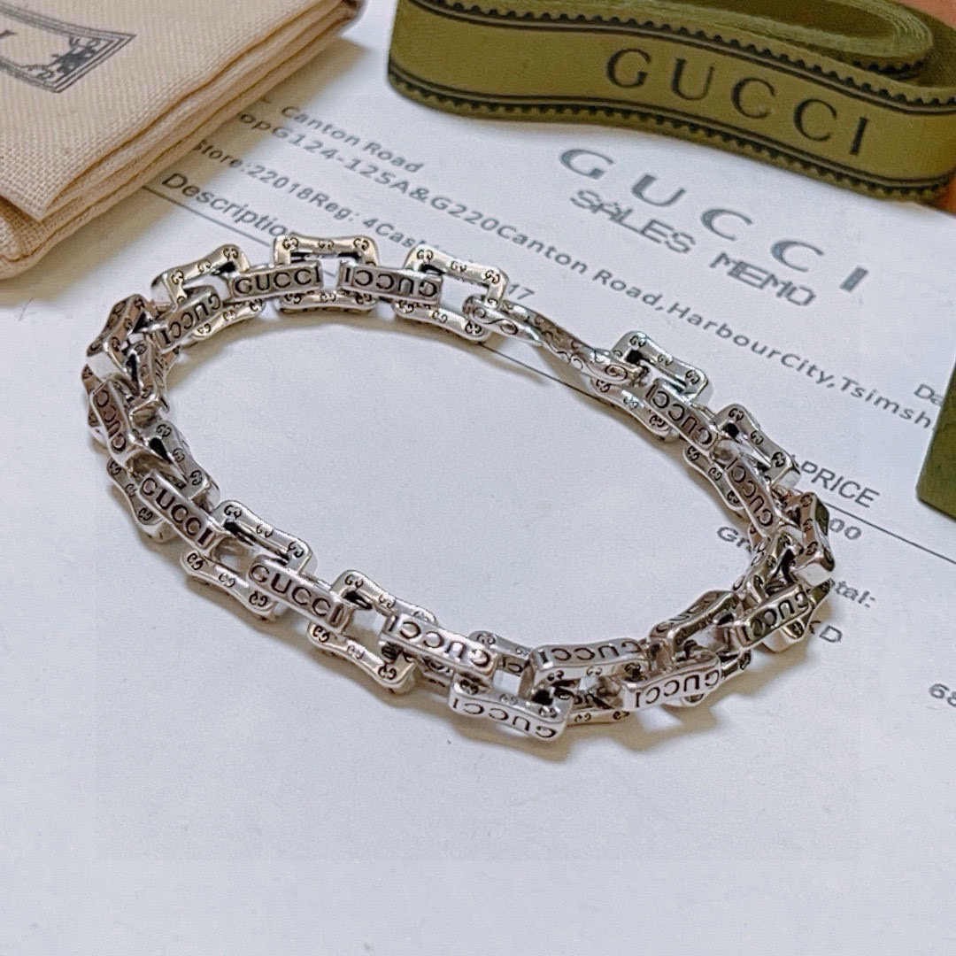 。 2025最新出炉🌼 Gucci古驰手链最新款的经典款 精致无论款式 质感 都是绝对的顶尖feel 只