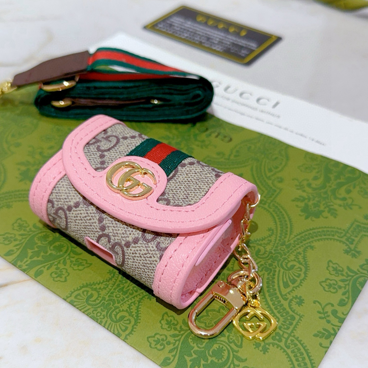   新品发布 👒𝐆𝐮𝐜𝐜𝐢古驰钥匙扣 钥匙包蓝牙耳机套还可以当包包使用 古驰包包扣 最新款包包挂饰档次