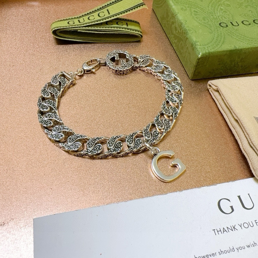 。 最新出炉🌼 Gucci古驰手链最新款的经典款 精致无论款式 质感 都是绝对的顶尖feel 只要看一眼