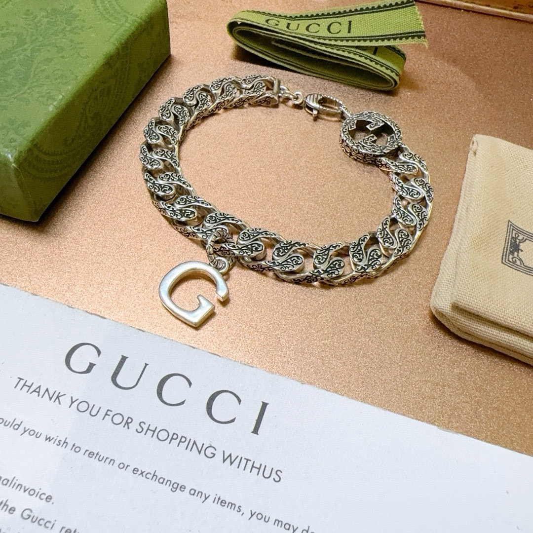 。 最新出炉🌼 Gucci古驰手链最新款的经典款 精致无论款式 质感 都是绝对的顶尖feel 只要看一眼