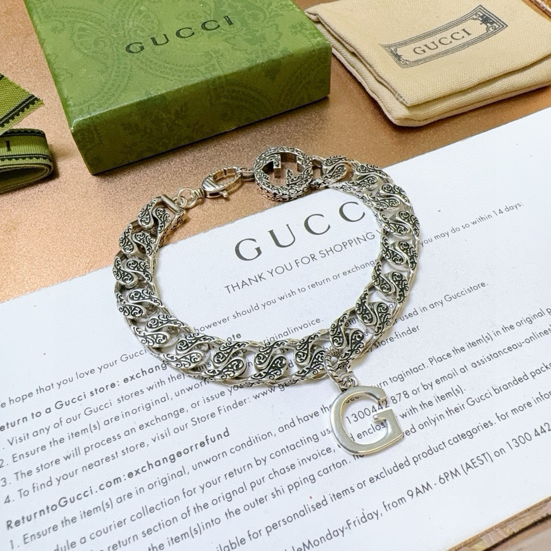 。 最新出炉🌼 Gucci古驰手链最新款的经典款 精致无论款式 质感 都是绝对的顶尖feel 只要看一眼