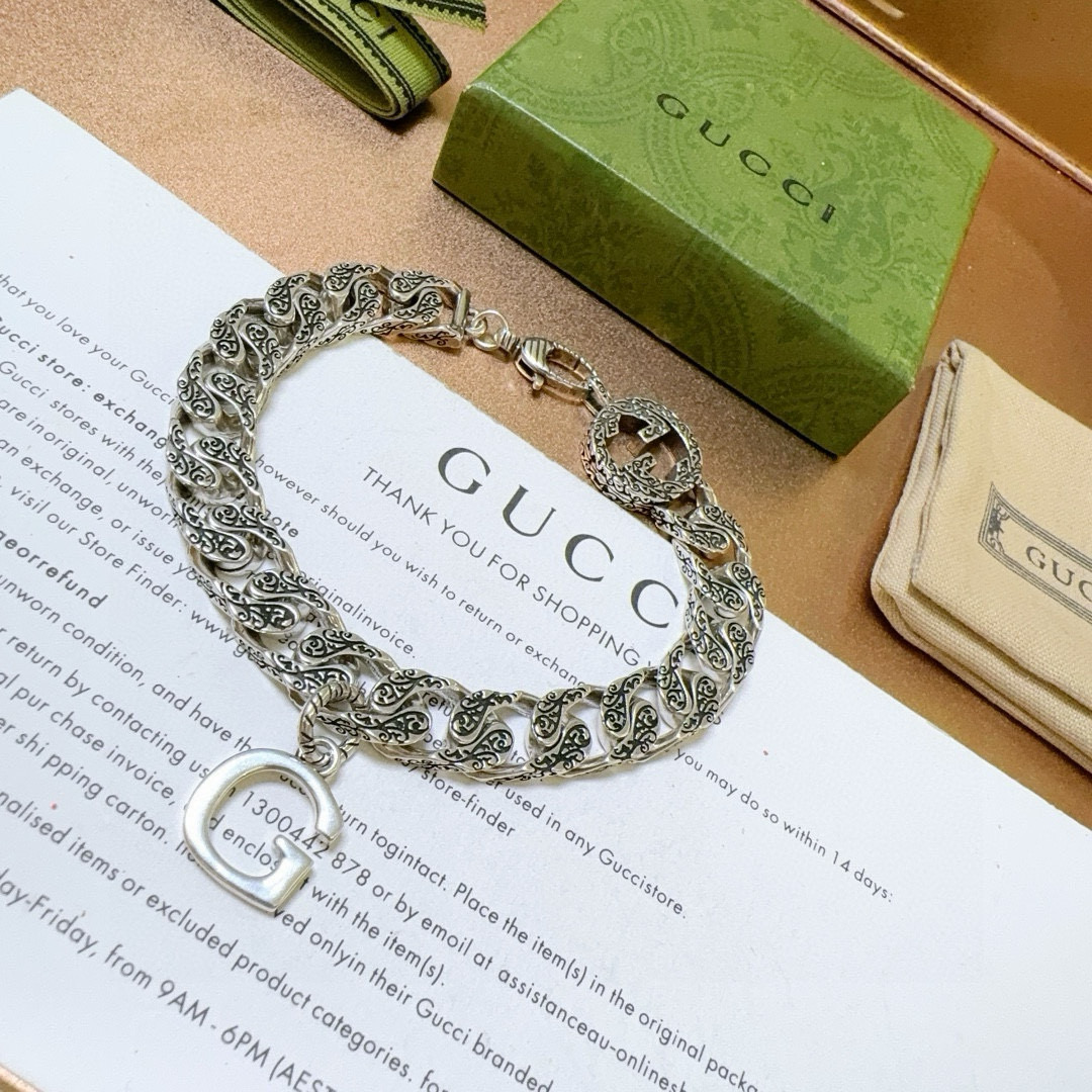。 最新出炉🌼 Gucci古驰手链最新款的经典款 精致无论款式 质感 都是绝对的顶尖feel 只要看一眼