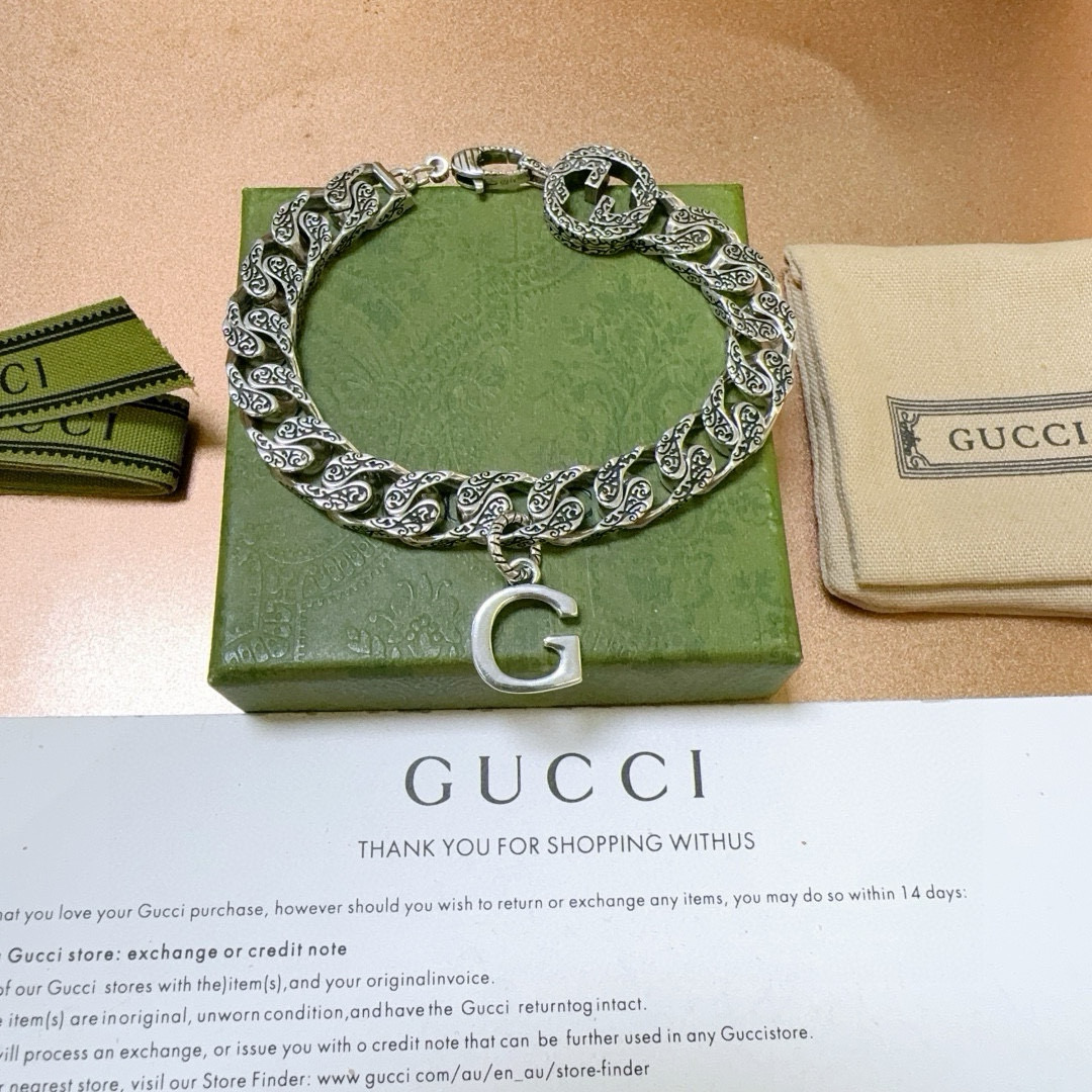。 最新出炉🌼 Gucci古驰手链最新款的经典款 精致无论款式 质感 都是绝对的顶尖feel 只要看一眼