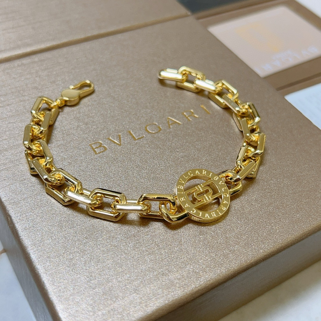 。宝格丽手链V金材质 BVLGARI宝格丽 DIVAS‘ DREAM 系列 品相完美，细节无敌，那种独特
