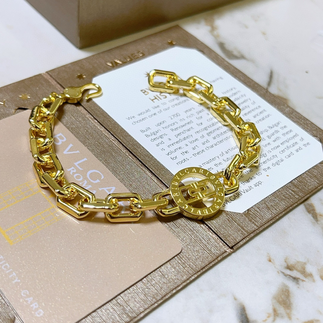 。宝格丽手链V金材质 BVLGARI宝格丽 DIVAS‘ DREAM 系列 品相完美，细节无敌，那种独特