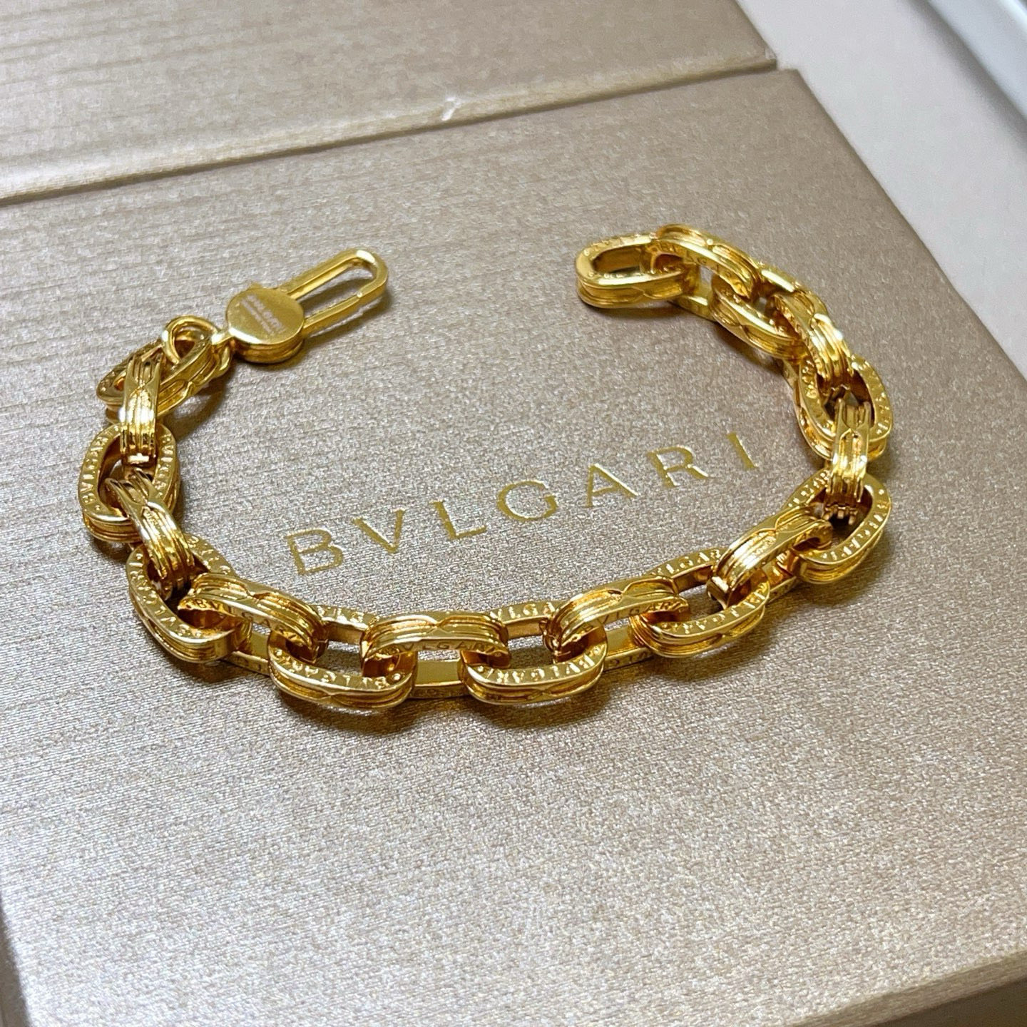 。宝格丽手链V金材质 BVLGARI宝格丽 DIVAS‘ DREAM 系列 品相完美，细节无敌，那种独特