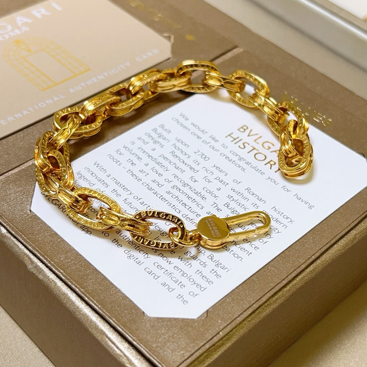 。宝格丽手链V金材质 BVLGARI宝格丽 DIVAS‘ DREAM 系列 品相完美，细节无敌，那种独特