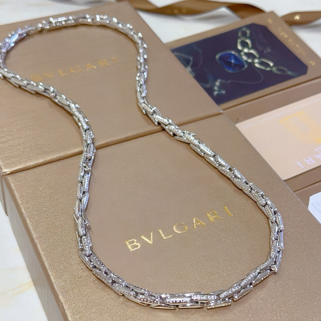 。高货宝格丽项链V金材质。BVLGARI宝格丽 DIVAS‘ DREAM 系列 品相完美，细节无敌，那种