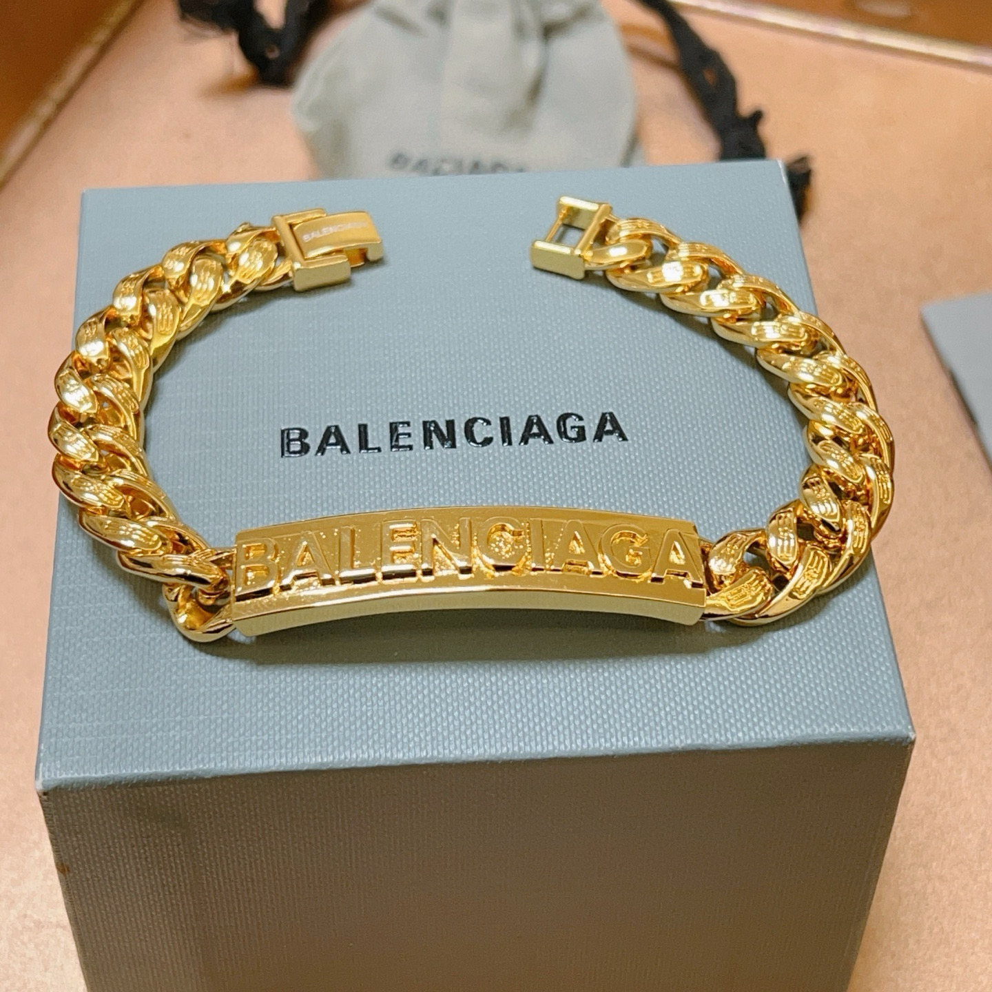 。 原单货🔹🔹新品 巴黎世家手链Balenciaga手链🔹专柜一致巴黎世家手链 男士火爆款出货 设计独特