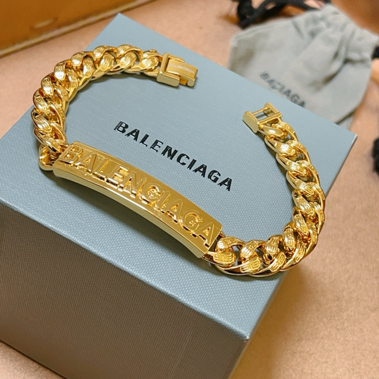 。 原单货🔹🔹新品 巴黎世家手链Balenciaga手链🔹专柜一致巴黎世家手链 男士火爆款出货 设计独特