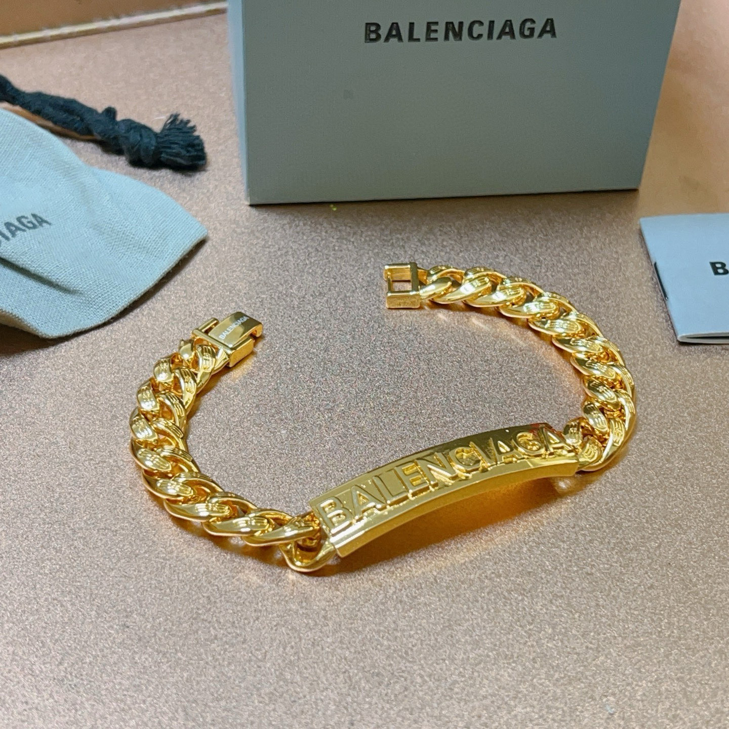 。 原单货🔹🔹新品 巴黎世家手链Balenciaga手链🔹专柜一致巴黎世家手链 男士火爆款出货 设计独特