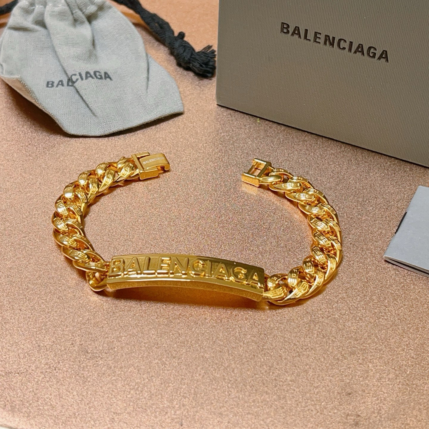 。 原单货🔹🔹新品 巴黎世家手链Balenciaga手链🔹专柜一致巴黎世家手链 男士火爆款出货 设计独特