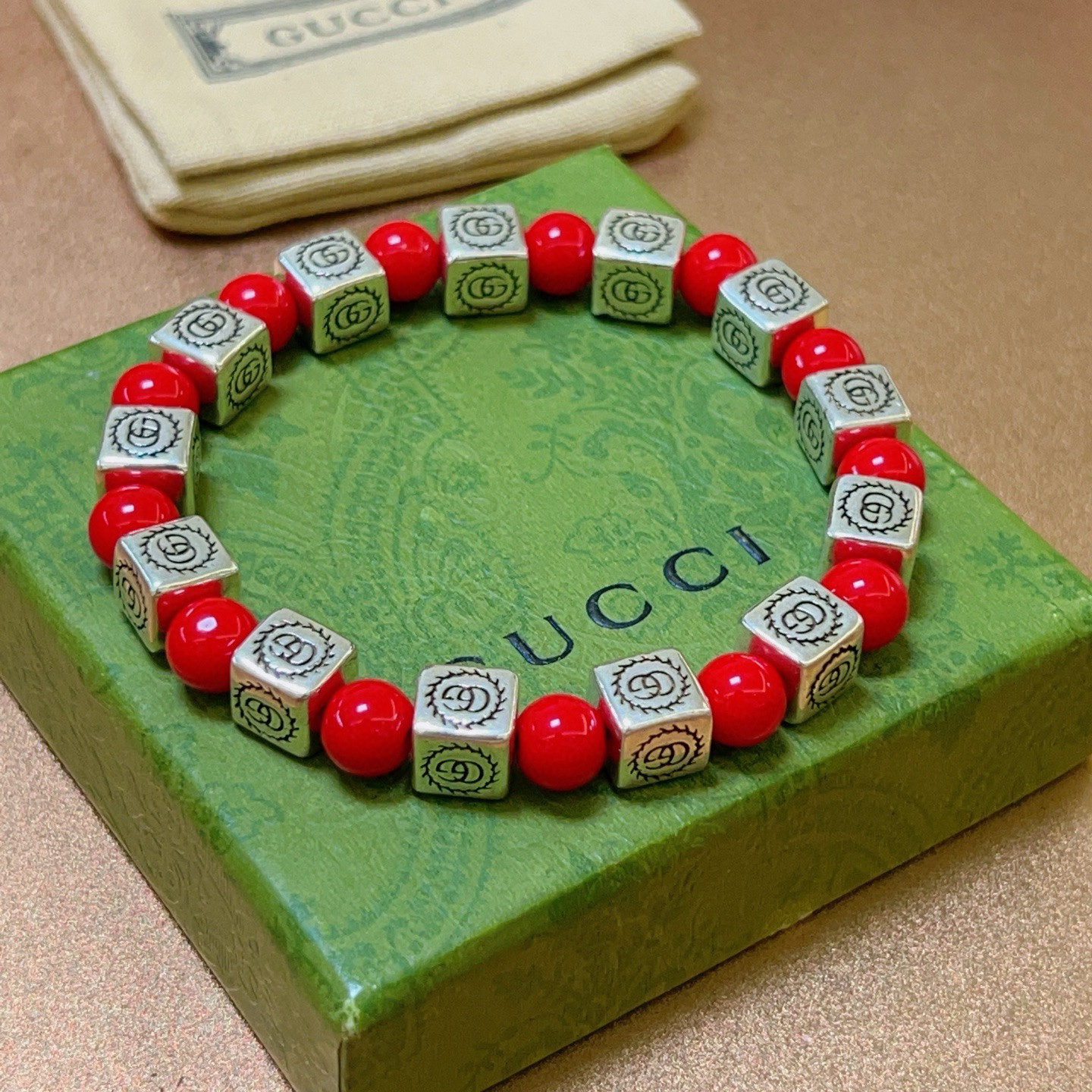   新品发布 👒𝐆𝐮𝐜𝐜𝐢古驰手链👨👩奢华古驰手串 红珊瑚手链水晶男女同款 最新款全件串珠手链档次更高明