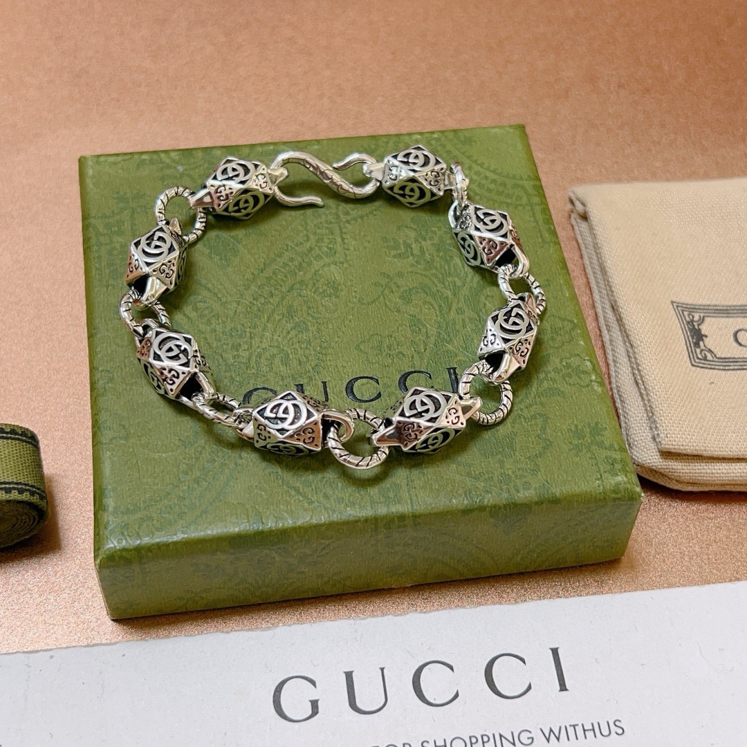 。 最新出炉🌼 Gucci古驰手链最新款的经典款 精致无论款式 质感 都是绝对的顶尖feel 只要看一眼
