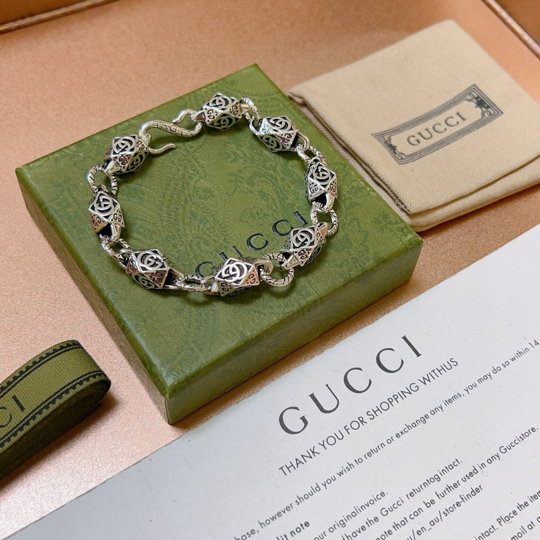 。 最新出炉🌼 Gucci古驰手链最新款的经典款 精致无论款式 质感 都是绝对的顶尖feel 只要看一眼