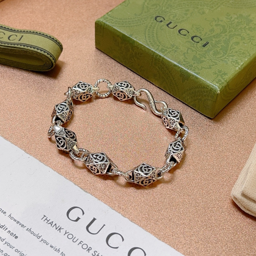 。 最新出炉🌼 Gucci古驰手链最新款的经典款 精致无论款式 质感 都是绝对的顶尖feel 只要看一眼