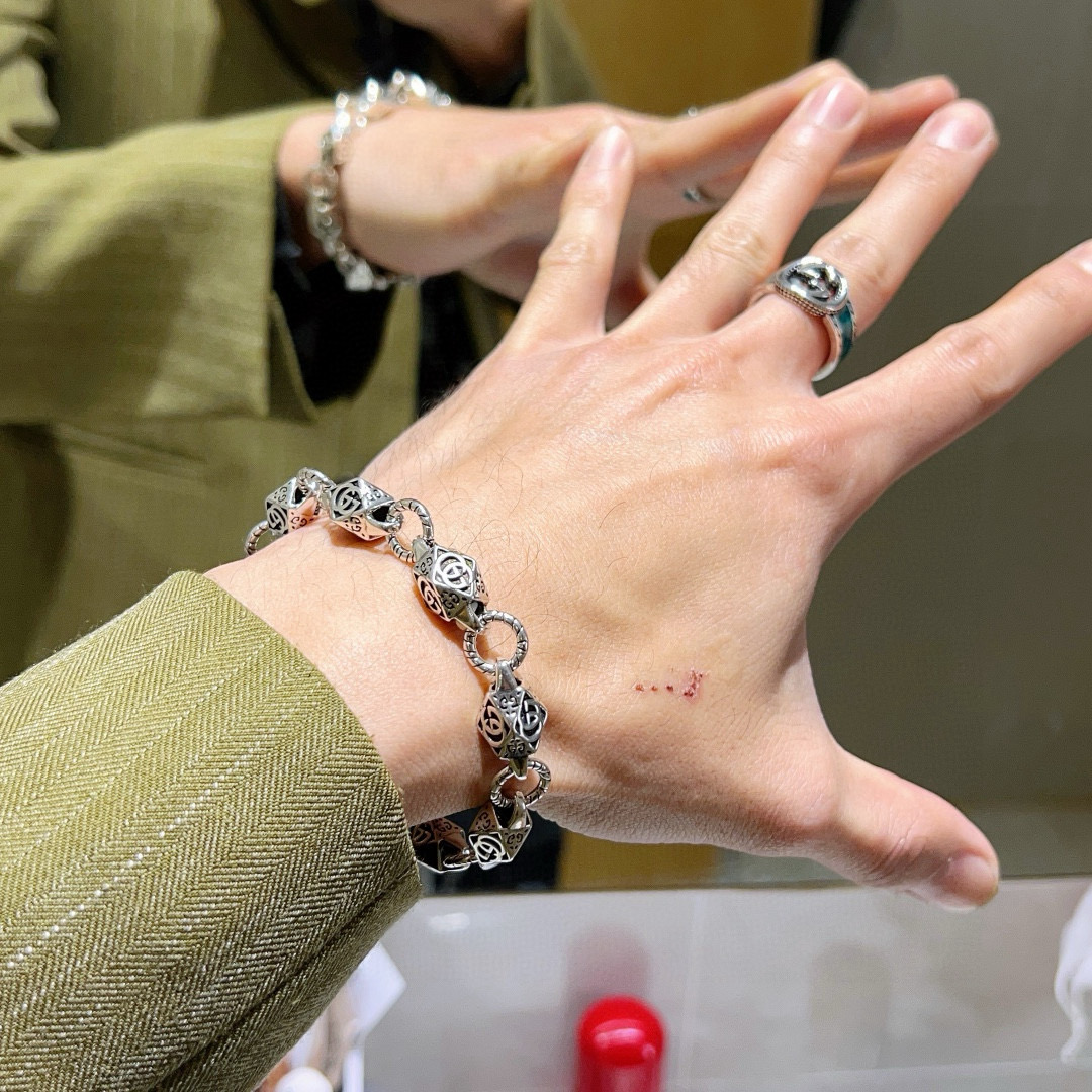 。 最新出炉🌼 Gucci古驰手链最新款的经典款 精致无论款式 质感 都是绝对的顶尖feel 只要看一眼