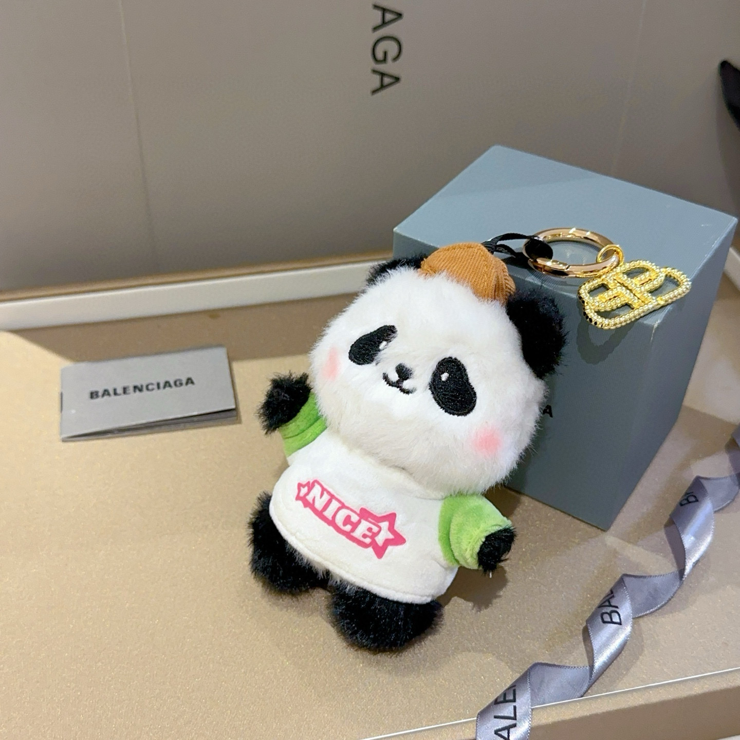    新品发布 巴黎世家包包挂饰钥匙扣 巴黎世家钥匙扣 最新款包包挂饰档次更高明星同款 经典款联名设计理