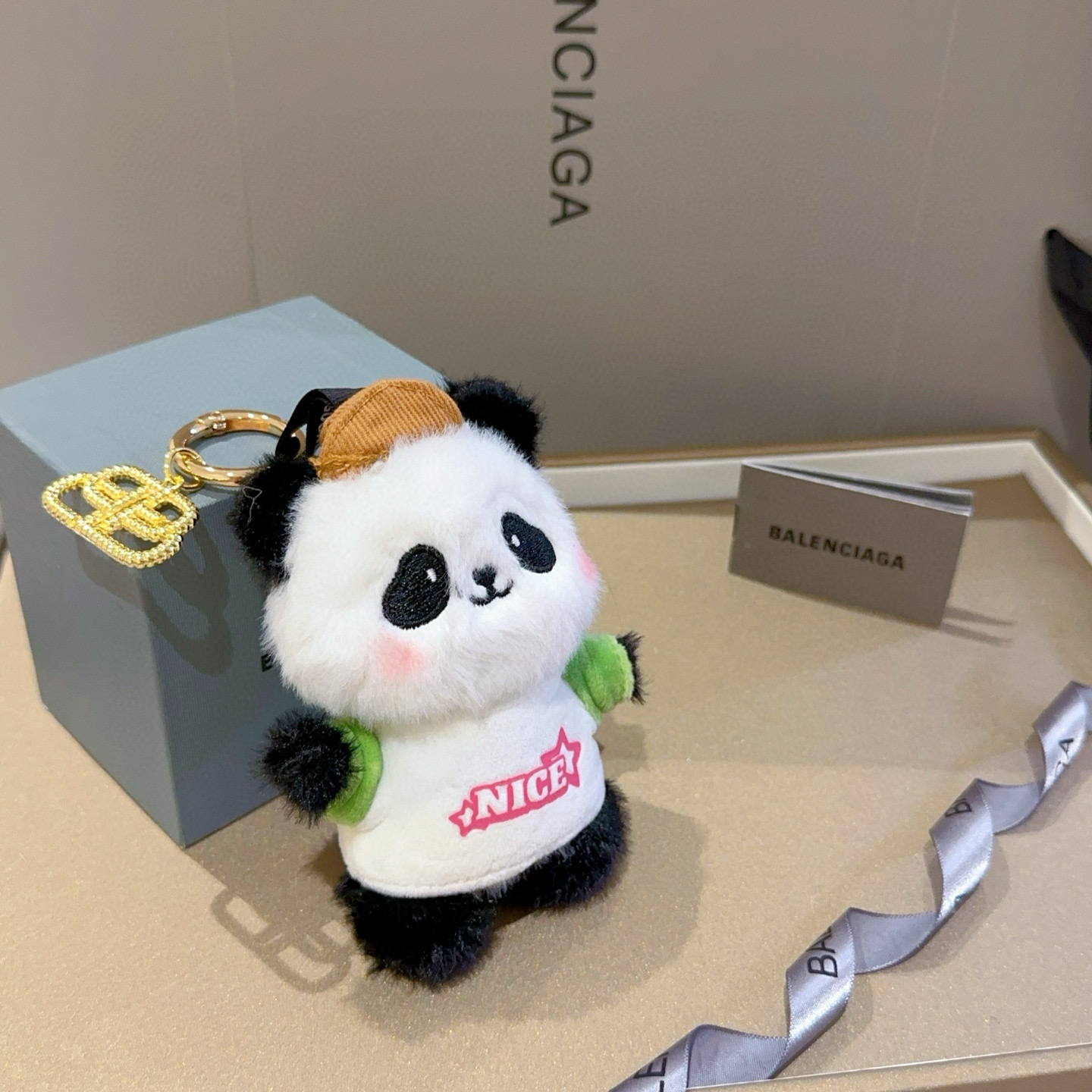    新品发布 巴黎世家包包挂饰钥匙扣 巴黎世家钥匙扣 最新款包包挂饰档次更高明星同款 经典款联名设计理
