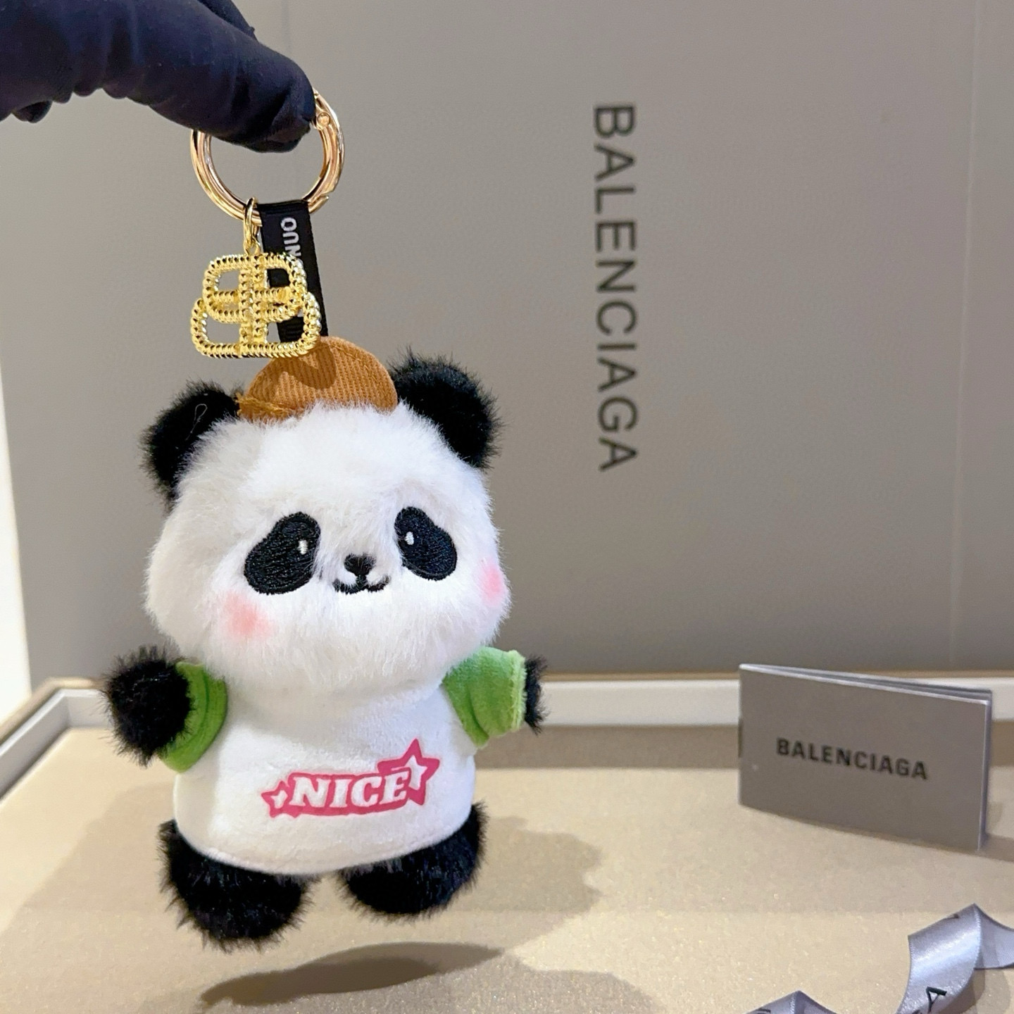    新品发布 巴黎世家包包挂饰钥匙扣 巴黎世家钥匙扣 最新款包包挂饰档次更高明星同款 经典款联名设计理