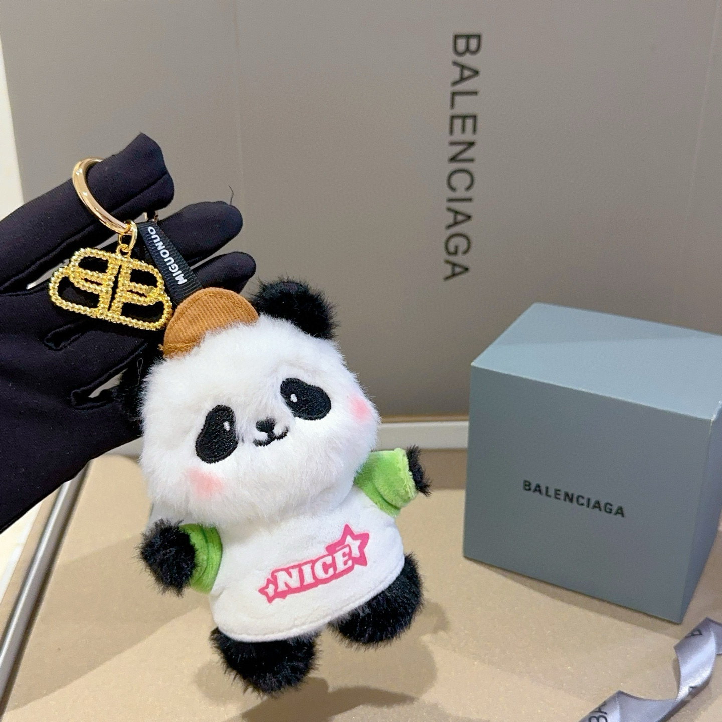    新品发布 巴黎世家包包挂饰钥匙扣 巴黎世家钥匙扣 最新款包包挂饰档次更高明星同款 经典款联名设计理