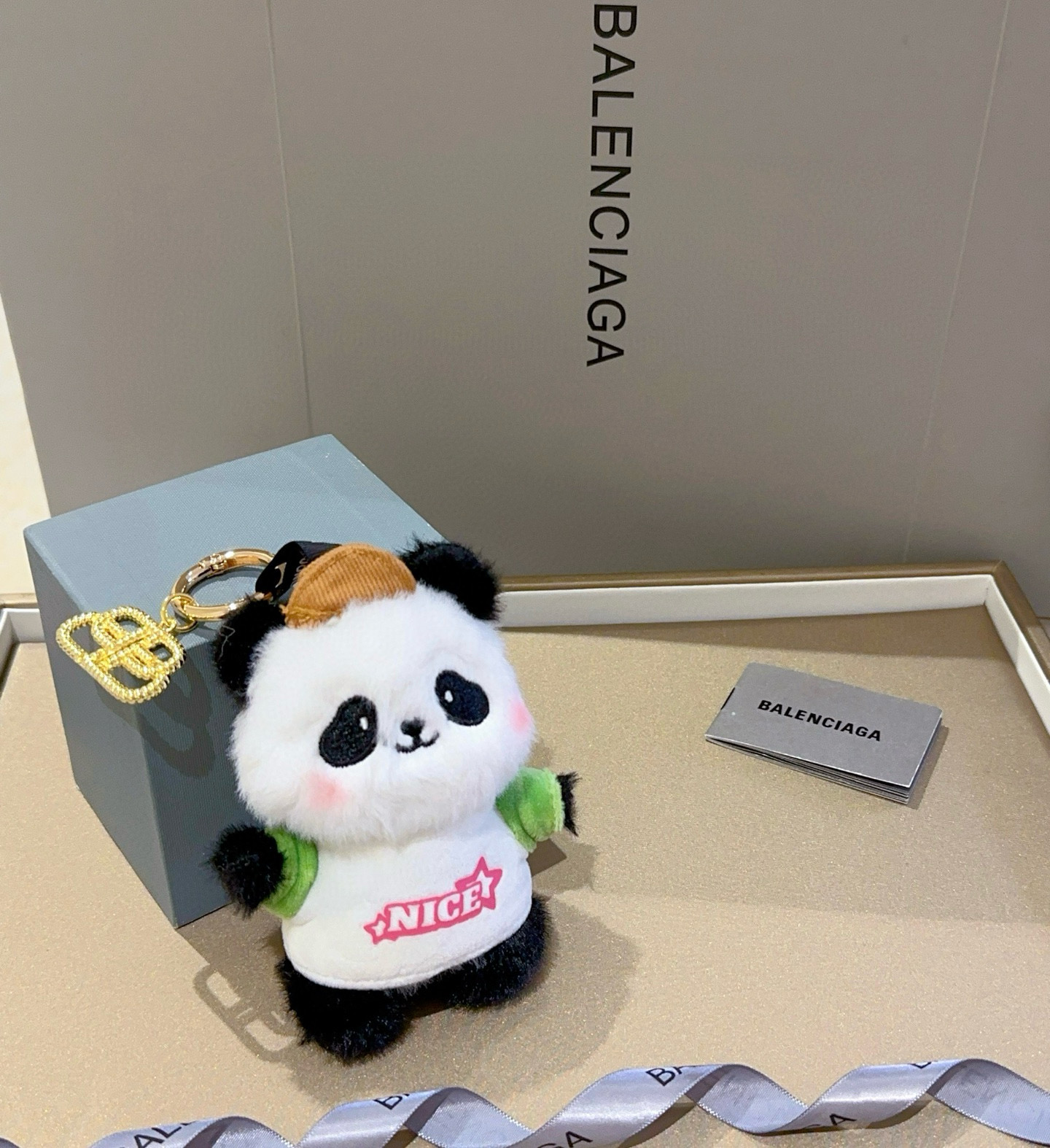    新品发布 巴黎世家包包挂饰钥匙扣 巴黎世家钥匙扣 最新款包包挂饰档次更高明星同款 经典款联名设计理