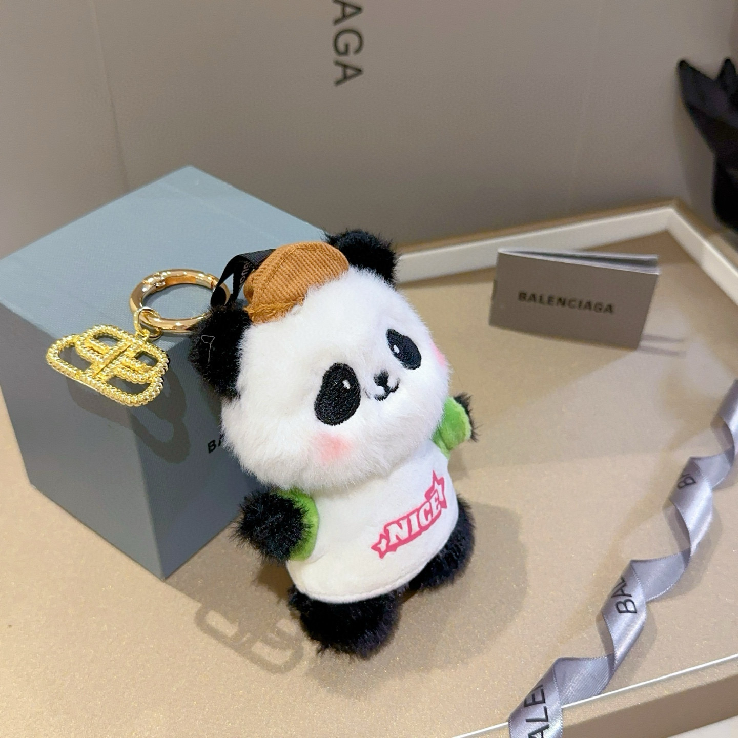    新品发布 巴黎世家包包挂饰钥匙扣 巴黎世家钥匙扣 最新款包包挂饰档次更高明星同款 经典款联名设计理