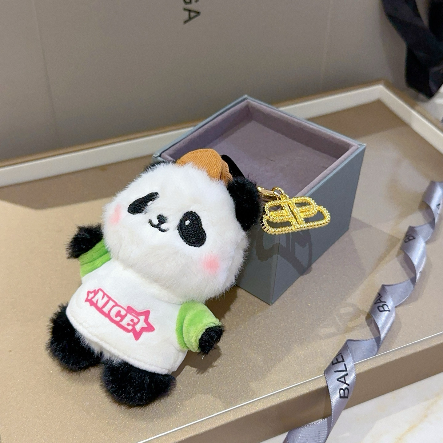    新品发布 巴黎世家包包挂饰钥匙扣 巴黎世家钥匙扣 最新款包包挂饰档次更高明星同款 经典款联名设计理