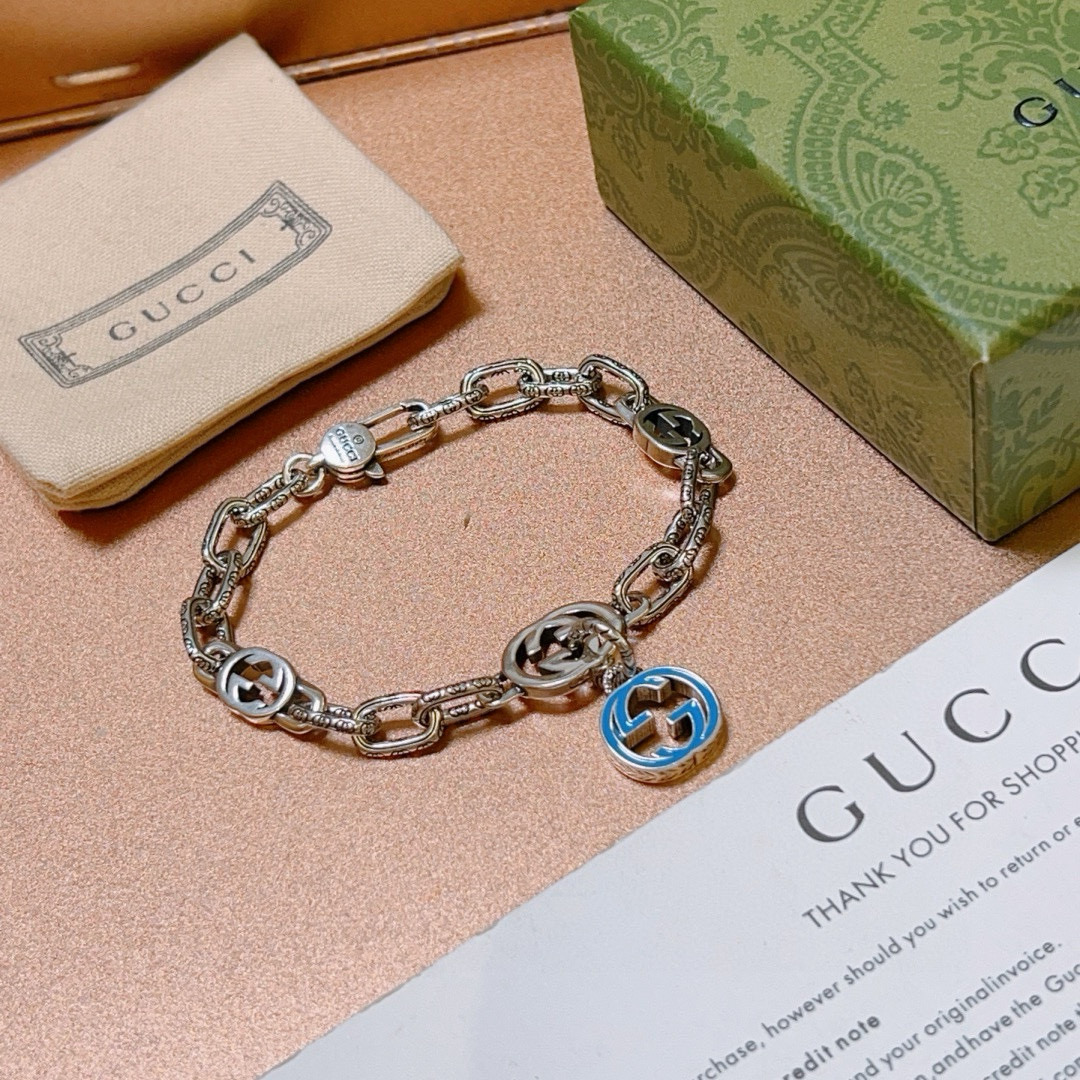 。 最新出炉🌼 Gucci古驰手链最新款的经典款 精致无论款式 质感 都是绝对的顶尖feel 只要看一眼