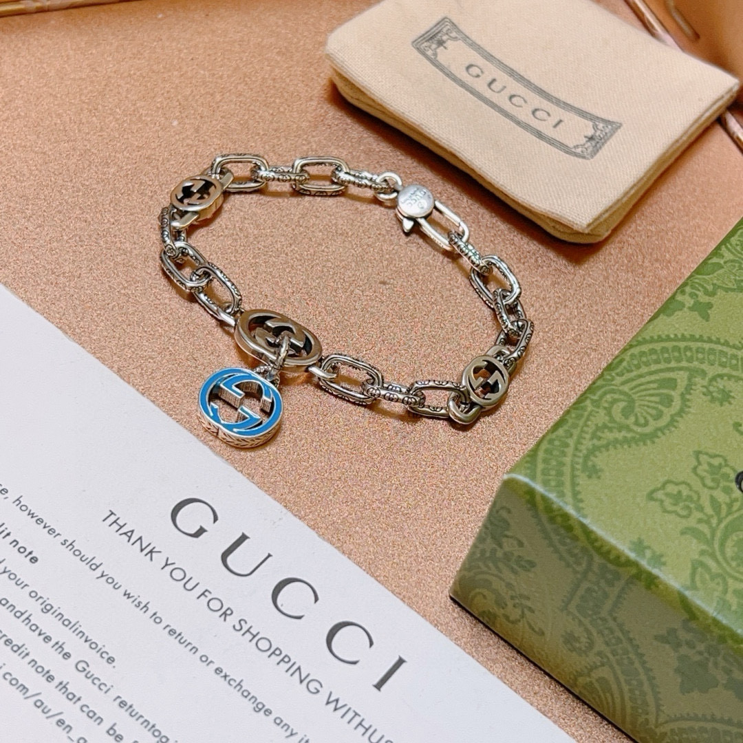。 最新出炉🌼 Gucci古驰手链最新款的经典款 精致无论款式 质感 都是绝对的顶尖feel 只要看一眼