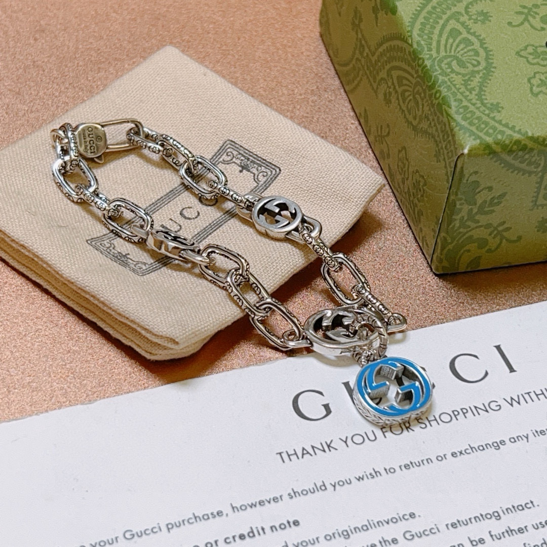 。 最新出炉🌼 Gucci古驰手链最新款的经典款 精致无论款式 质感 都是绝对的顶尖feel 只要看一眼