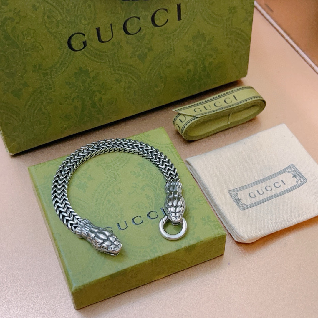 。 2025最新出炉🌼 Gucci古驰手链最新款的经典款 精致无论款式 质感 都是绝对的顶尖feel 只