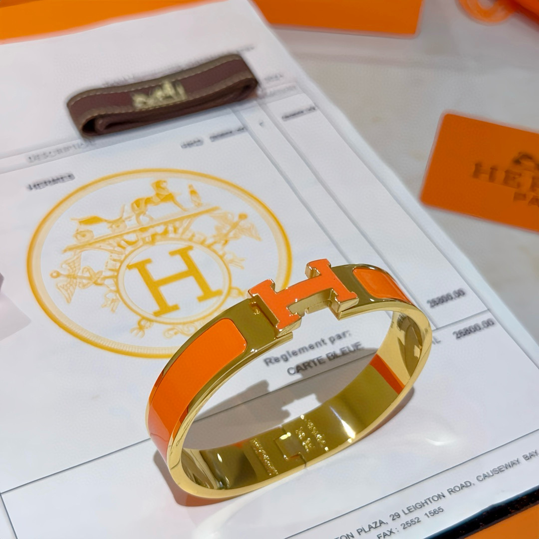 。 Hermes 爱马仕手镯 ❗️v金原版定制 爱马仕手环 珐琅工艺太考验师傅的手艺了 要确保色泽手工制