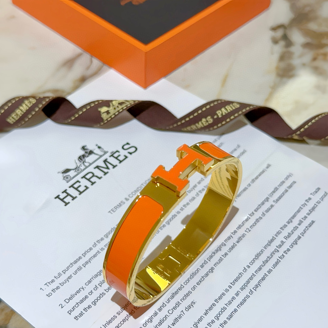 。 Hermes 爱马仕手镯 ❗️v金原版定制 爱马仕手环 珐琅工艺太考验师傅的手艺了 要确保色泽手工制