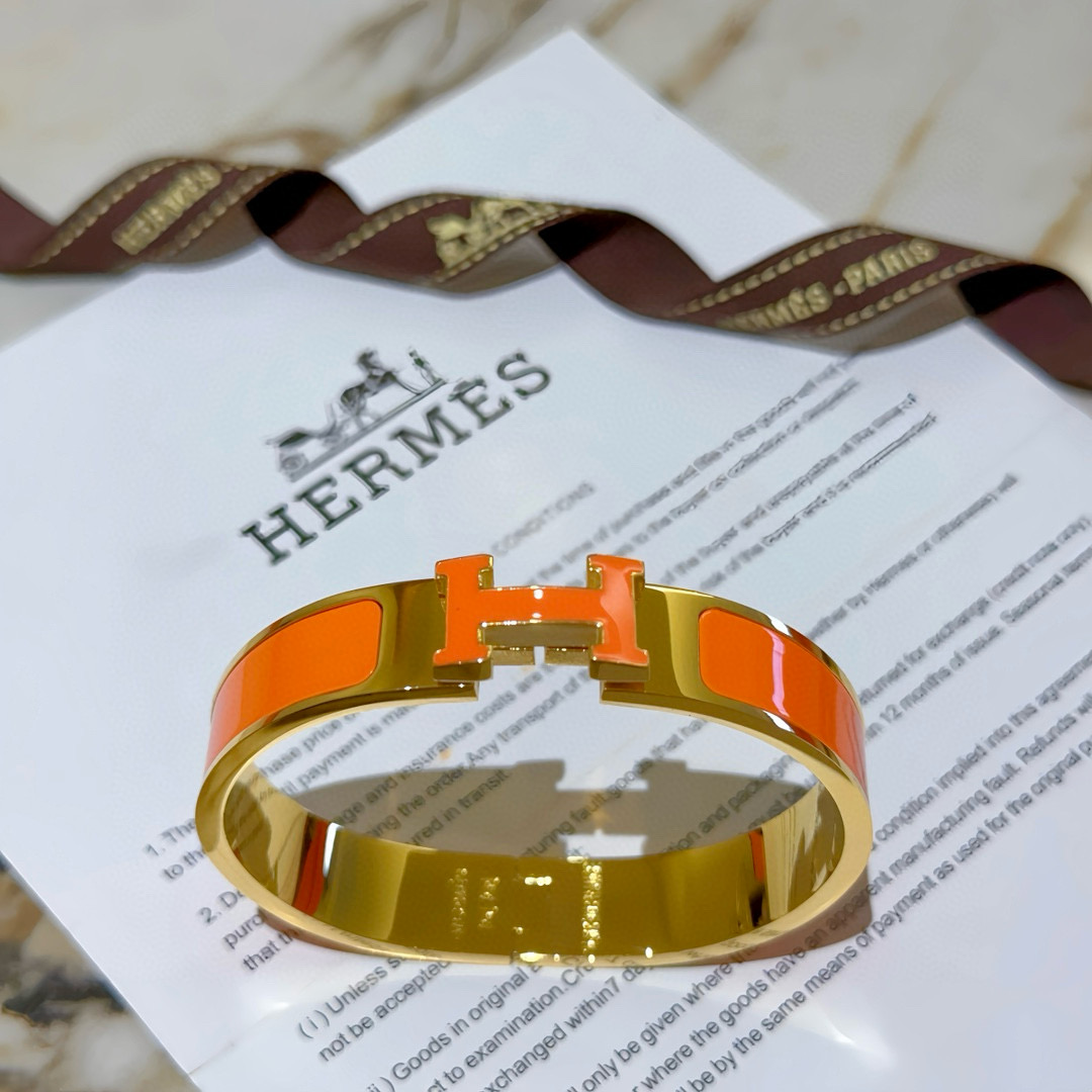 。 Hermes 爱马仕手镯 ❗️v金原版定制 爱马仕手环 珐琅工艺太考验师傅的手艺了 要确保色泽手工制