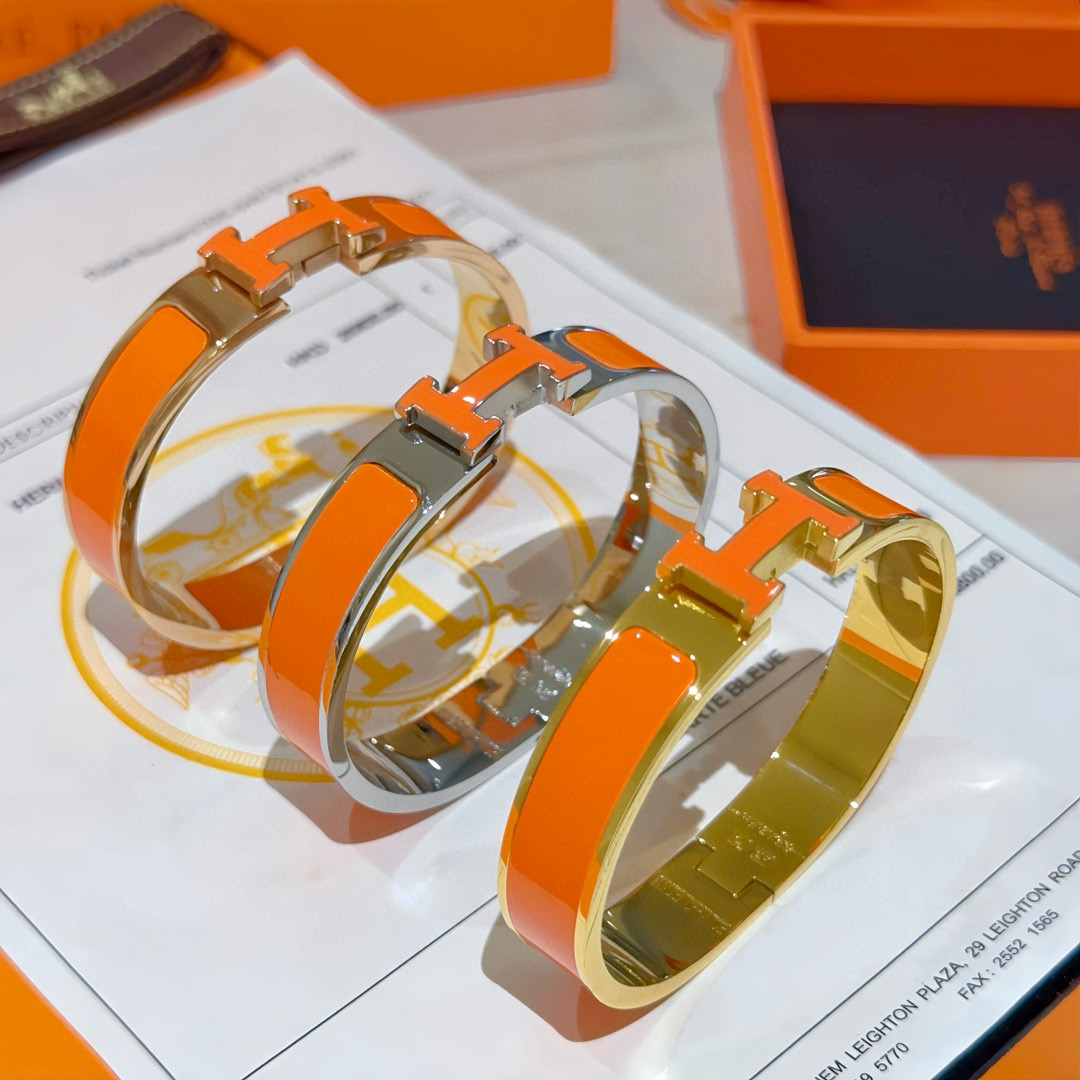 。 Hermes 爱马仕手镯 ❗️v金原版定制 爱马仕手环 珐琅工艺太考验师傅的手艺了 要确保色泽手工制