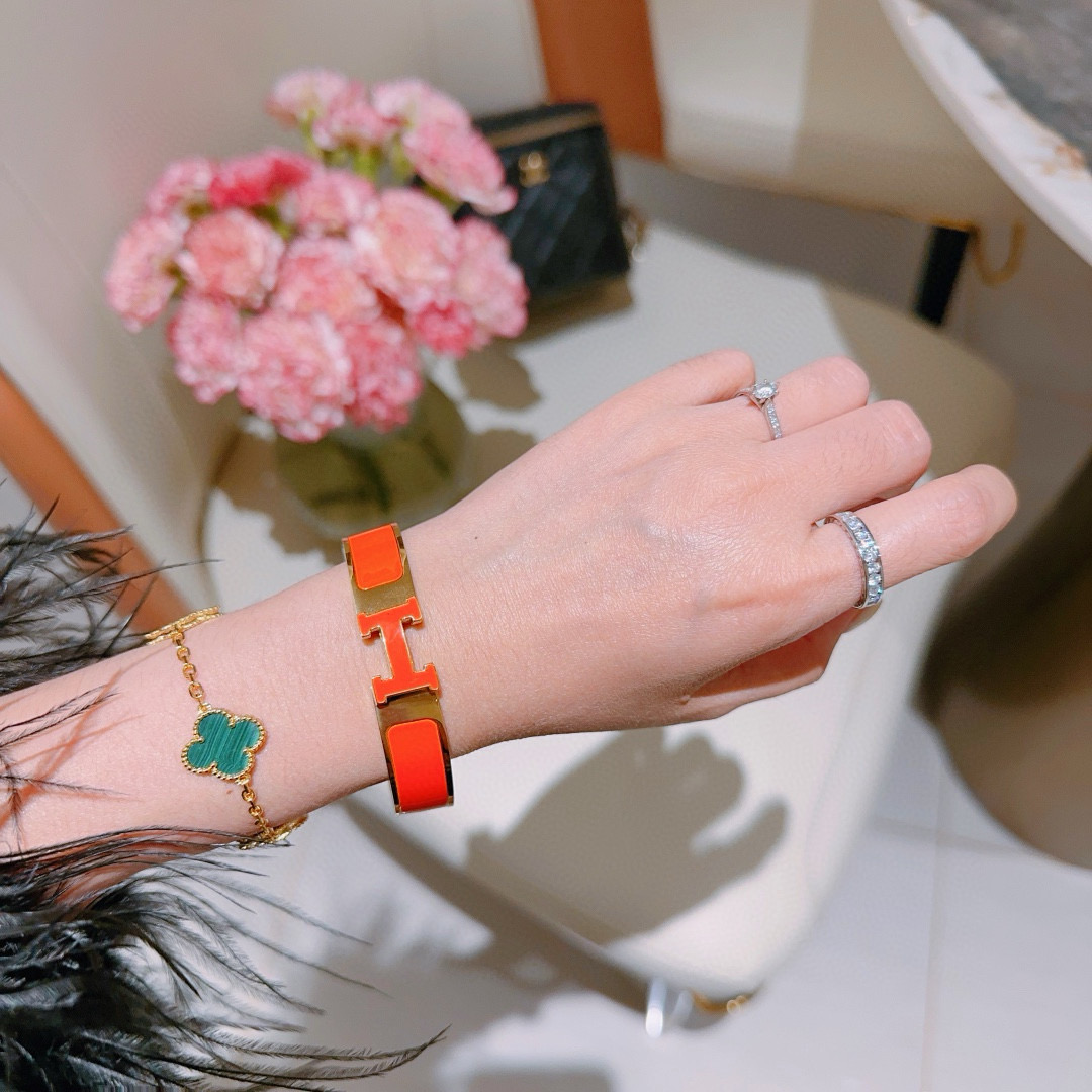 。 Hermes 爱马仕手镯 ❗️v金原版定制 爱马仕手环 珐琅工艺太考验师傅的手艺了 要确保色泽手工制
