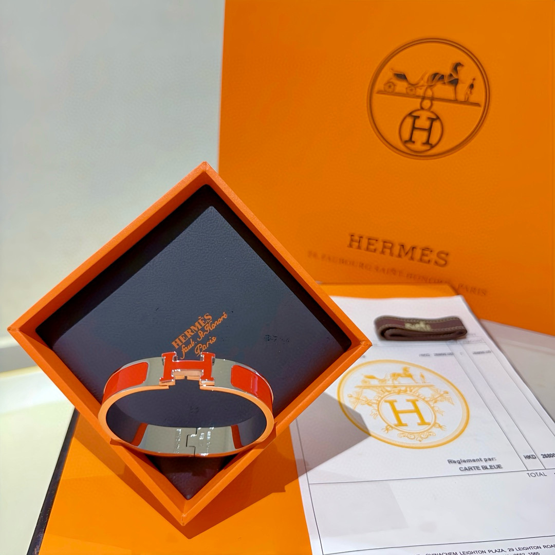 。 Hermes 爱马仕手镯 ❗️v金原版定制 爱马仕手环 珐琅工艺太考验师傅的手艺了 要确保色泽手工制