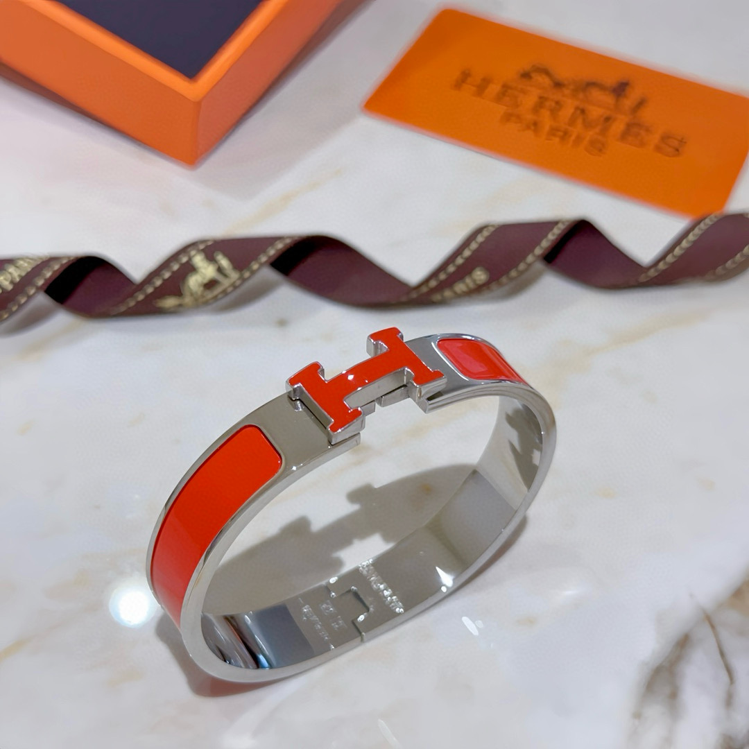 。 Hermes 爱马仕手镯 ❗️v金原版定制 爱马仕手环 珐琅工艺太考验师傅的手艺了 要确保色泽手工制